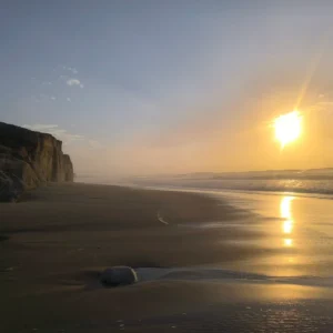 paisaje playa con puesta de sol
