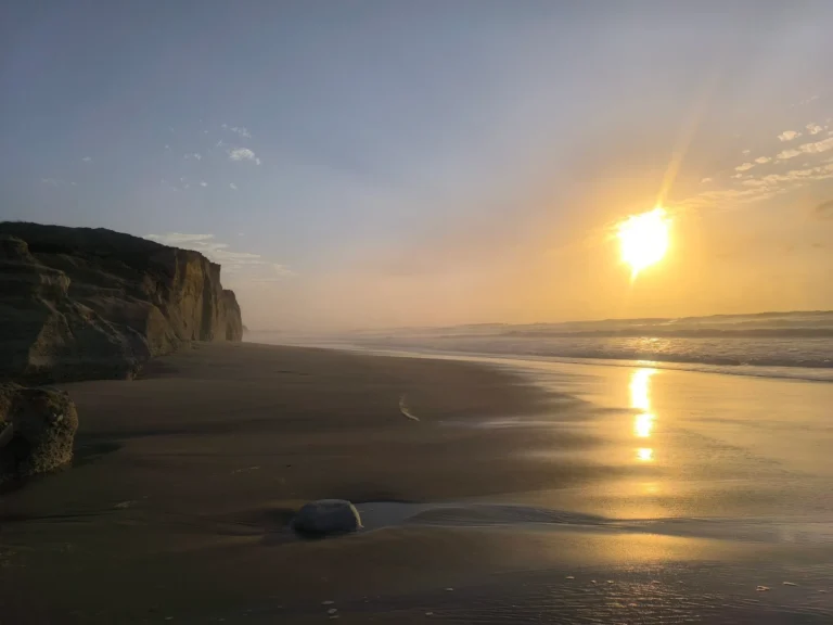 paisaje playa con puesta de sol