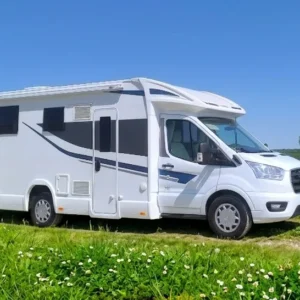 autocaravana de lujo en paisaje de cesped