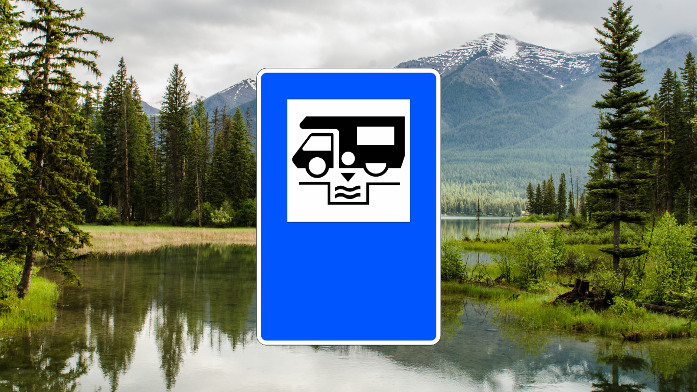 paisaje con señal de vaciado de aguas autocaravana