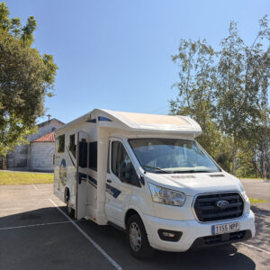 Autocaravana estacionada en parking