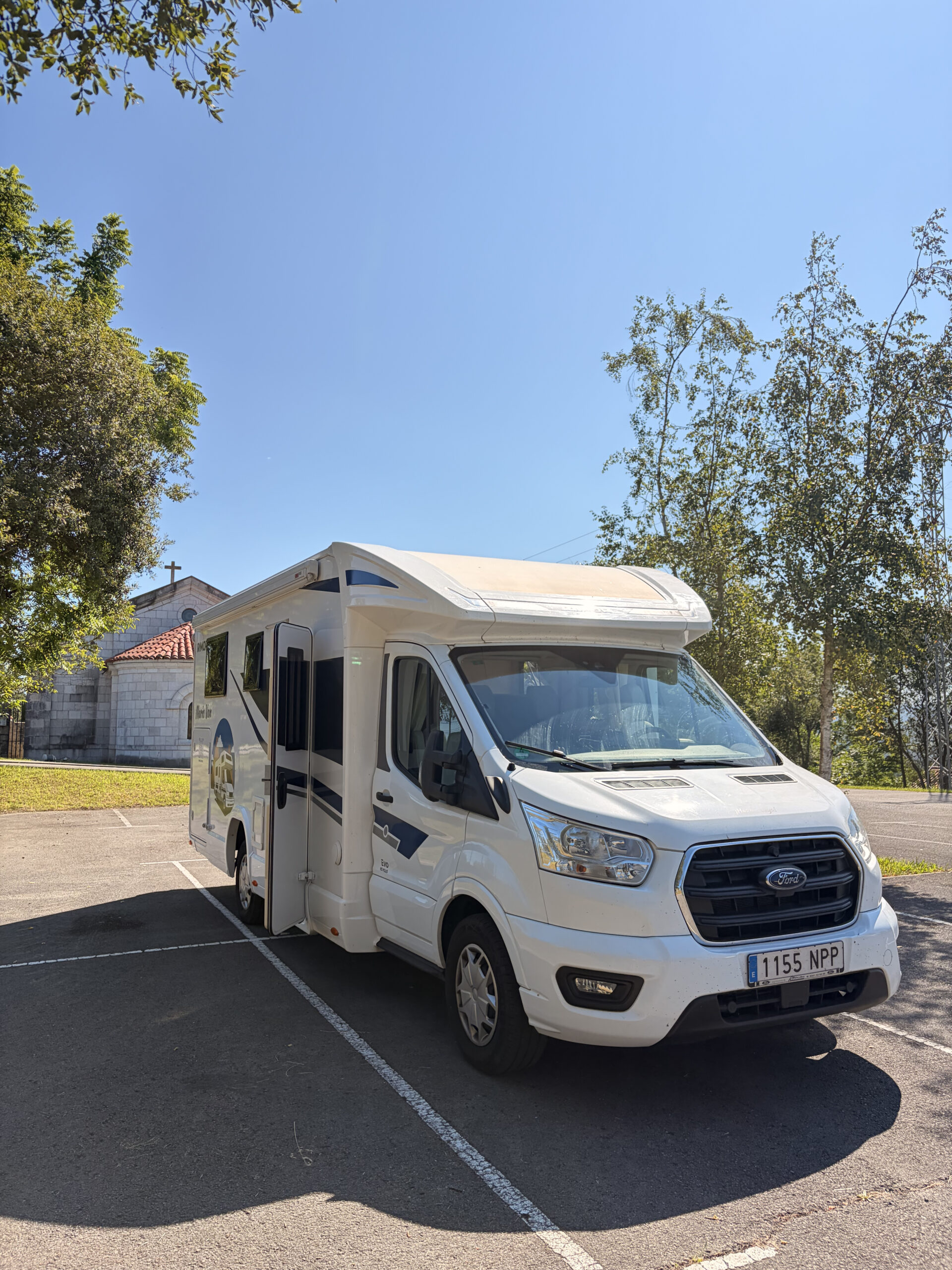 Autocaravana estacionada en parking