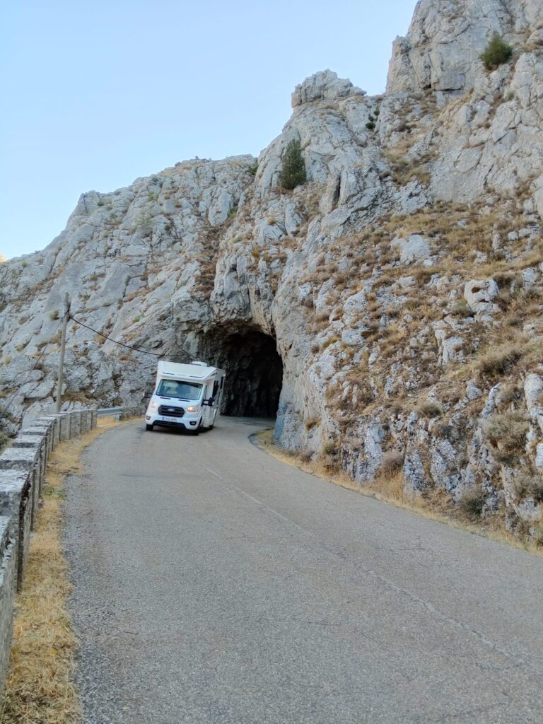 La Ruta Definitiva de 9 Días en Autocaravana por los Pirineos: De la Vorágine de Madrid al Silencio de la Alta Montaña